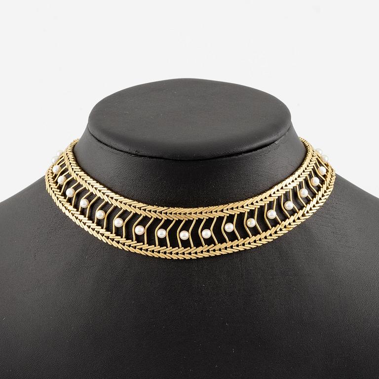 A Gübelin necklace in 18K gold set with cultured pearls.