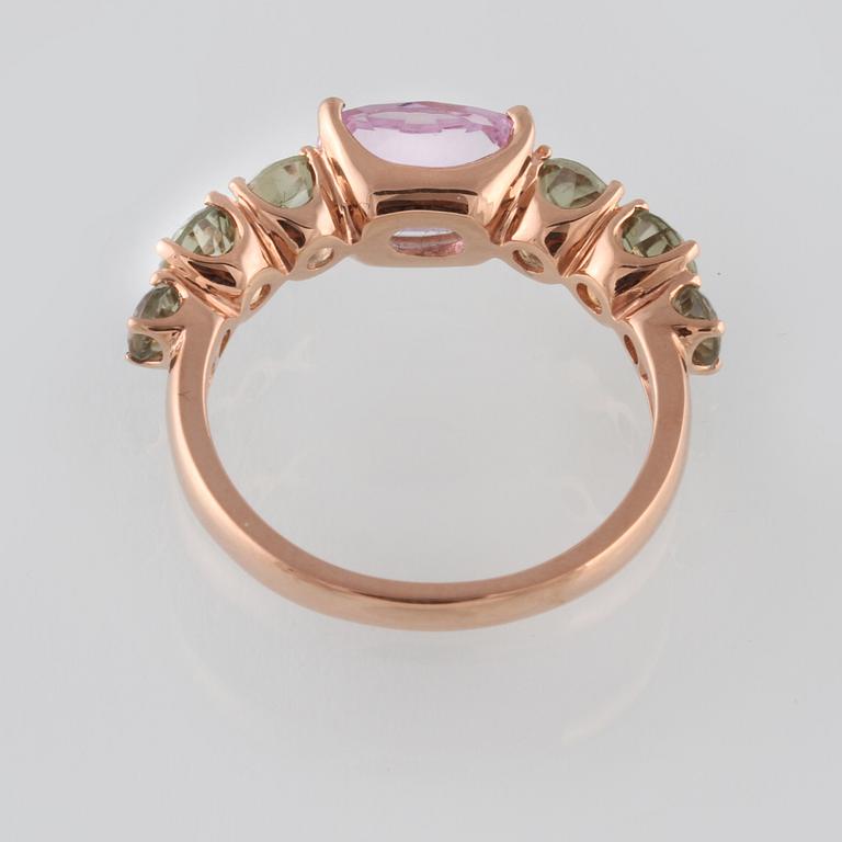 RING, 18K guld med ovalslipad kunzit ca 1.78 ct samt fasettslipade turmaliner ca 1.38 ct. Vikt 3,5 gram.
