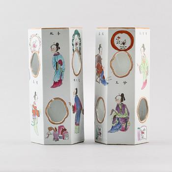 PENSELVASER/PERUKSTOCKAR, 1 par, porslin, Kina, 1900-tal.