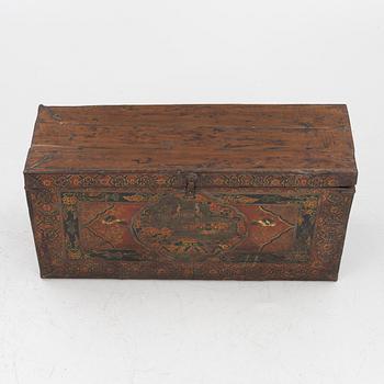 A Chinese chest, 20th century.