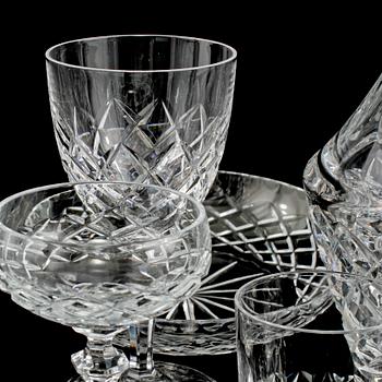 GLASSERVISDELAR, 89 st, mestadels "Karolina", Orrefors,1900-talets andra hälft.