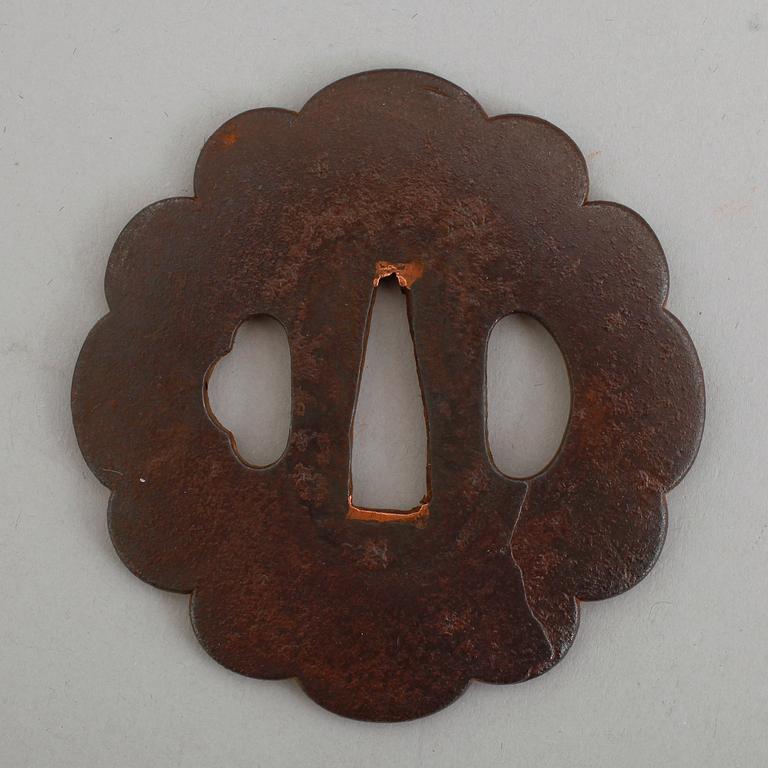 TSUBA, 3 st, järn, Japan, 1600-/1700-tal respektive 1700-/1800-tal.