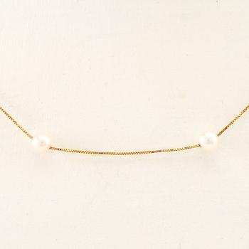 Necklace 18K gold and cultured pearls.