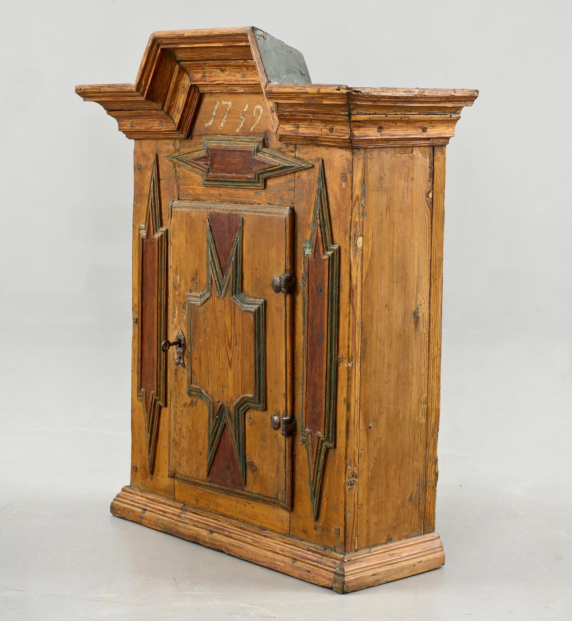 VÄGGSKÅP, allmoge, 1700-tal.