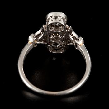 RING, antikslipade diamanter ca 1.5 ct. TW/SI-P. Platina. Vikt 4,17 g.
