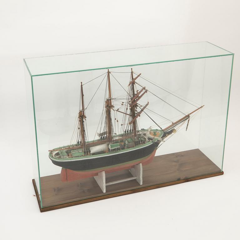 Fartygsmodell, toppsegelskonare, i monter, 1900-tal.