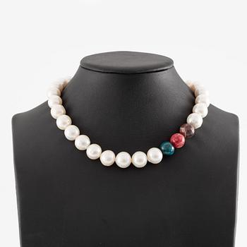 Collier med odlade sötvattenspärlor och agat, lås 18K vitguld.