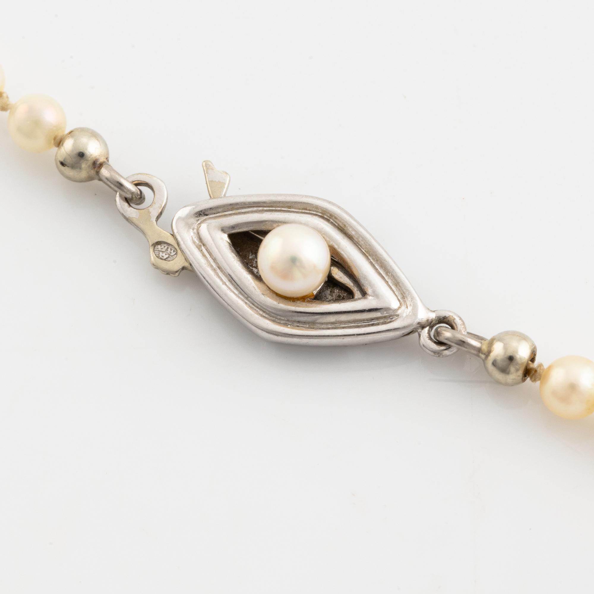 Calibrated cultured pearl necklace.