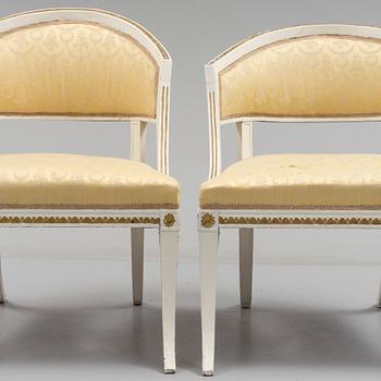 BALJFÅTÖLJER, 2 st snarlika, gustavianska, omkring år 1800.