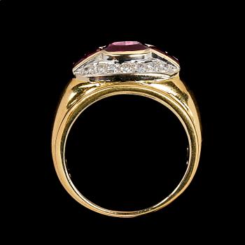 RING, rubiner med briljantslipade diamanter, tot. ca 0.40 ct.