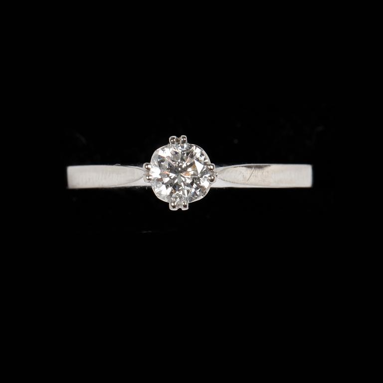 RING, 18k vitguld med briljantslipad diamant ca 0,42ct enl gravyr. Vikt 3g.