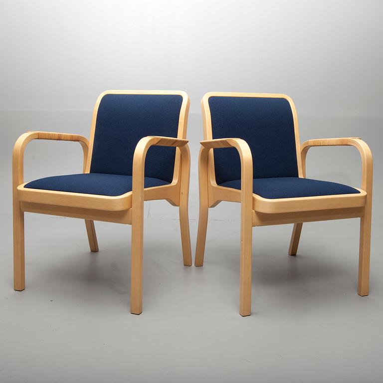 KARMSTOLAR, ett par, modell 45, Alvar Aalto, Artek. Modellen formgiven 1947.