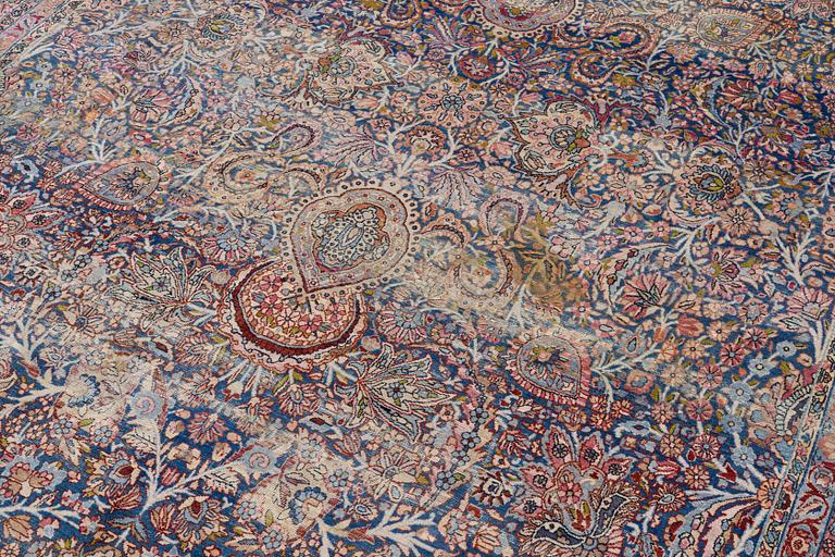 An antique Kirman carpet, ca 410 x 290 cm.
