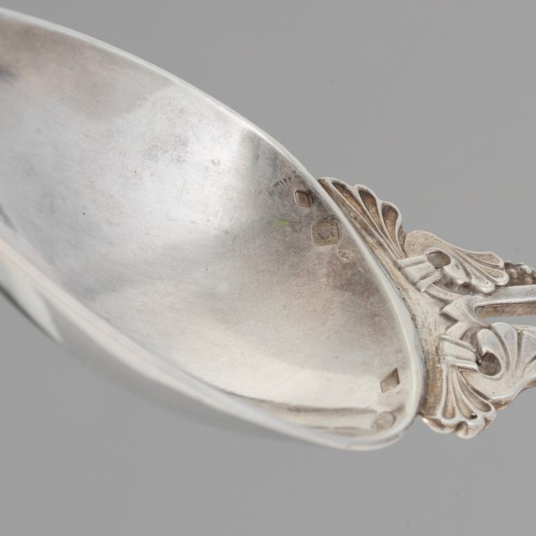 Firma Alexandre Gueyton, 12 st skedar, silver ur Youssopovs Skandinaviska servis, Paris, 1800-talets andra hälft,