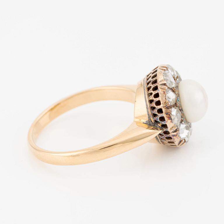 Ring in 18K gold carmosé with rose stones and a pearl.