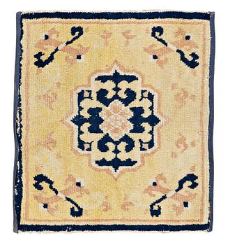 183. A MEDITATION RUG, an antique Ningxia, China, late Qing, ca 60 x 66,5 cm.