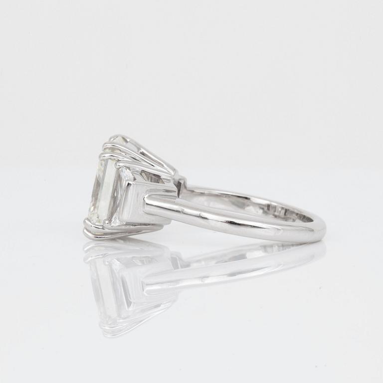 A 6.51 ct radiant-cut diamond ring. Quality H/VVS1 according to HRD certificate.