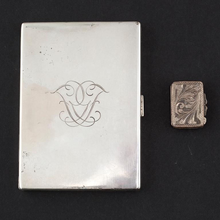 A cigarette case and a small box in silver, first half of the 20th century. Total weight 155 g.