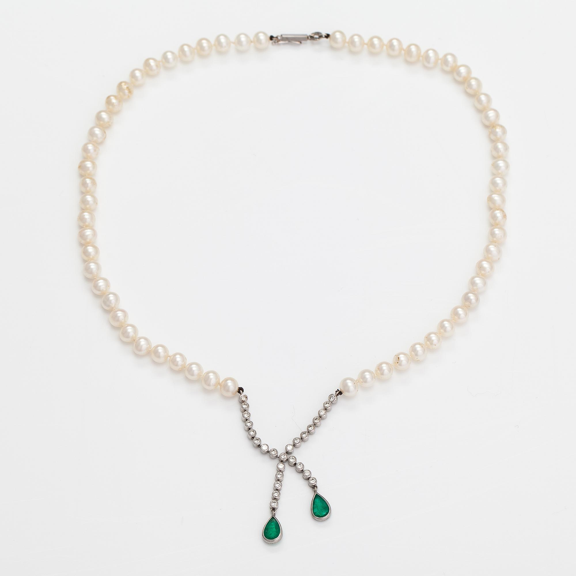 A pearl collier with cultured pearls, 14K and 18K white ogld, emeralds and diamonds ca. 0.60 ct in total.