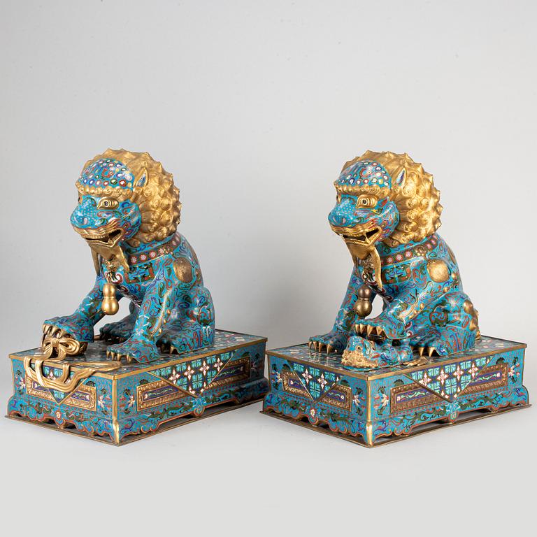 A pair of cloisonne buddhist lions, China, modern manufactory.