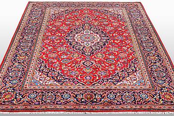 A carpet, Kashan, ca 354 x 251 cm.