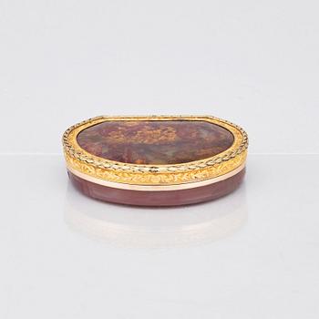 An 19th century agate and gold box, possibly French.