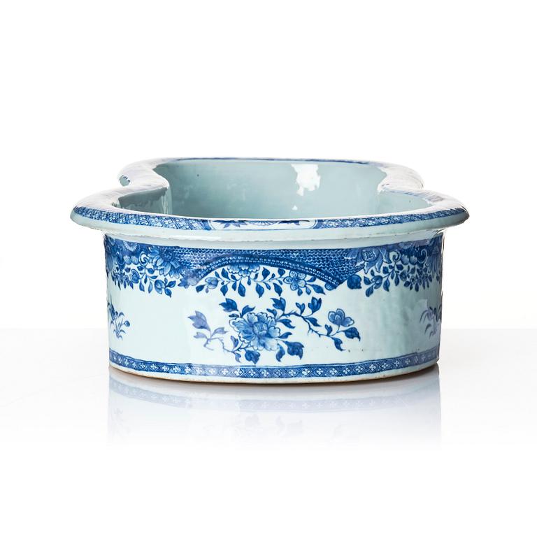 A blue and white bidet with a wooden stand, Qing dynasty, Qianlong (1736-95).