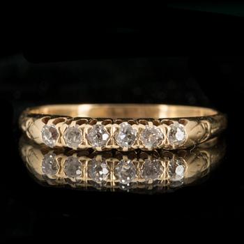 RING, 18k guld med 6 små fasettslipade diamanter. Stockholm 1952. Vikt ca 1.5 gram.