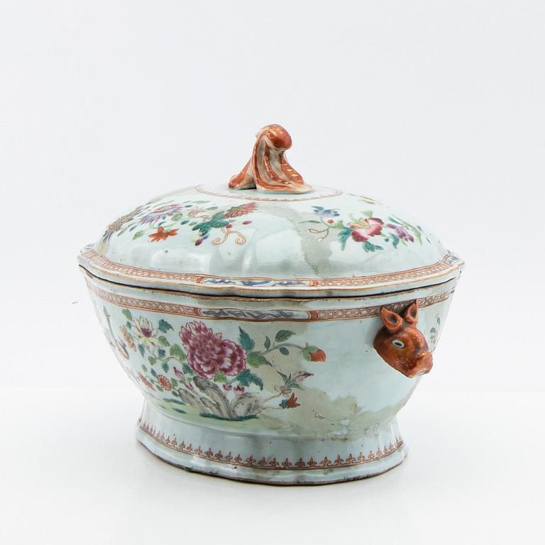 Terrin med lock, kompaniporslin. Qingdynastin, Qianlong (1736-95).