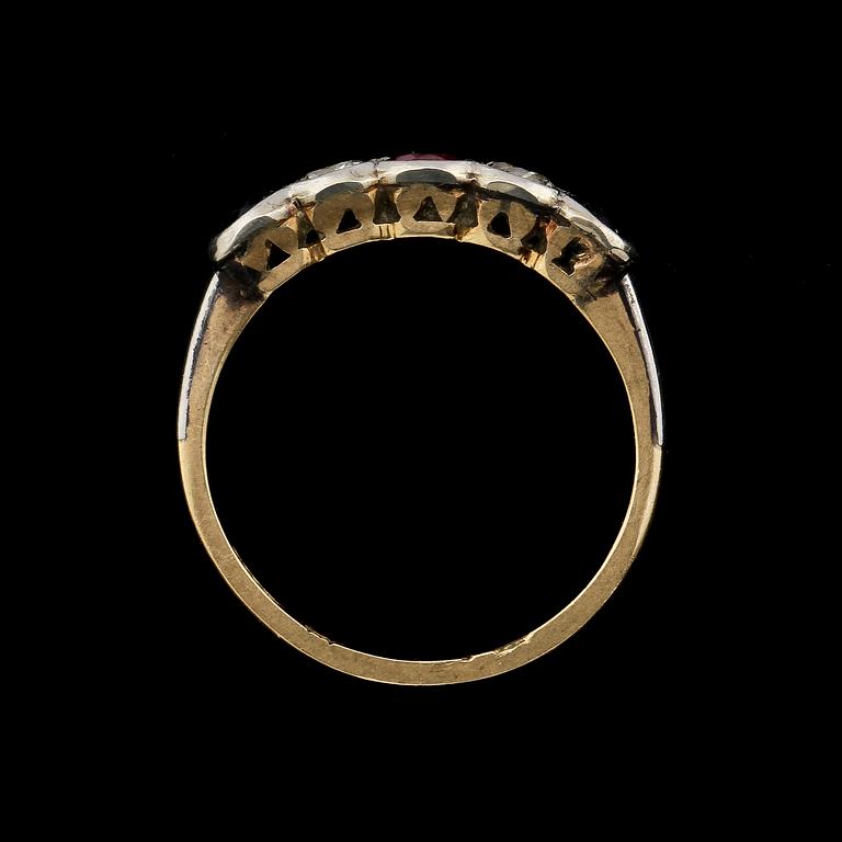 RING, 18k guld med en rubin, 2 blå safirer samt 2 gammalslipade diamanter. Gustav Dahlgren & Co, Malmö. Vikt 2 g.