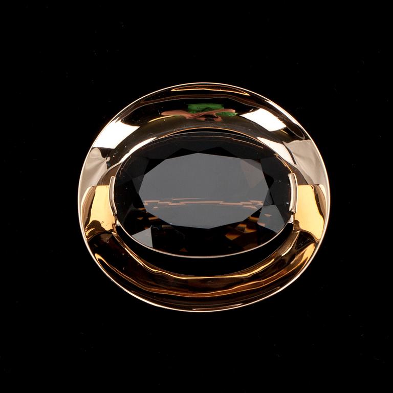 BROSCH, guld 14K, fasettslipad rökkvarts, Elis Kauppi, Kupittaan Kulta 1965. Vikt 19,9 g.