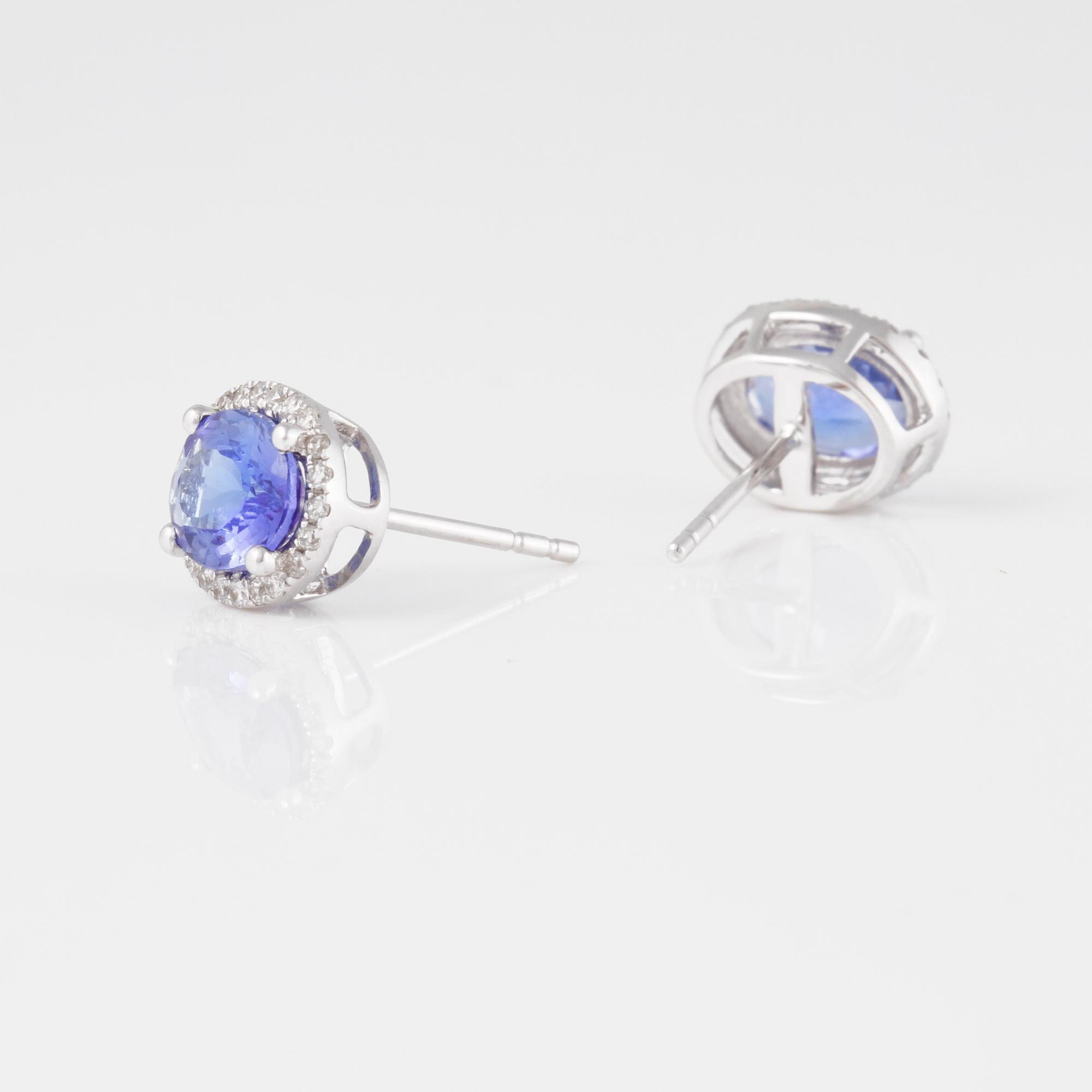 ÖRHÄNGEN,18K vitguld med fasettslipade tanzaniter, ca 2.30 ct och briljantslipade diamanter ca 0.20 ct. Vikt 2,4 gram.