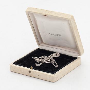 A. Tillander, Brosch, palladium med briljant- och åttkantslipade diamanter. Helsingfors.