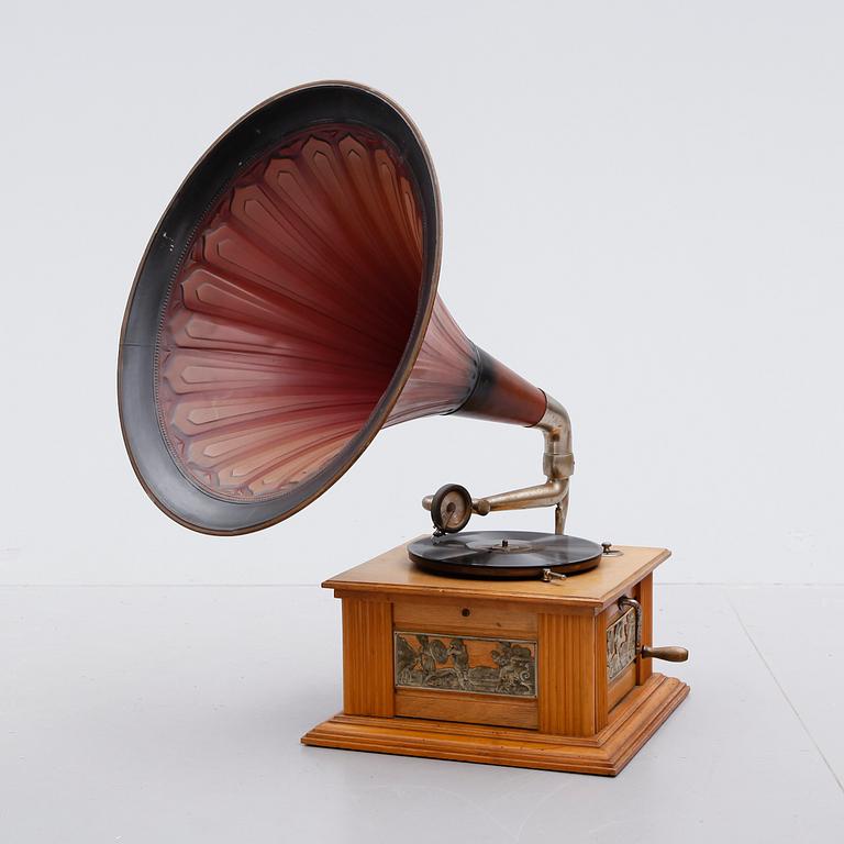 TRATTGRAMOFON, 1900-talets första hälft.