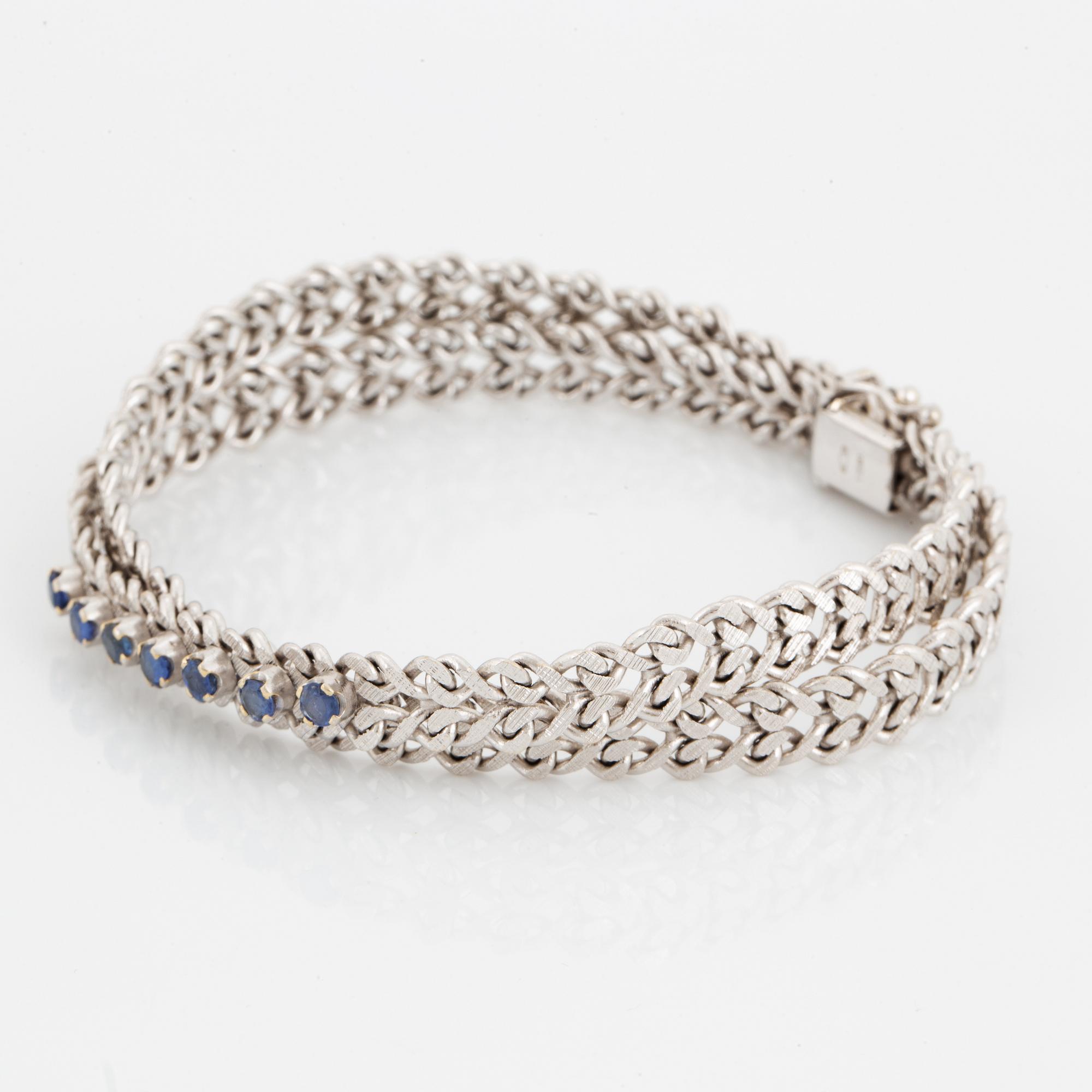 Armband vitguld med små fasettslipade safirer.