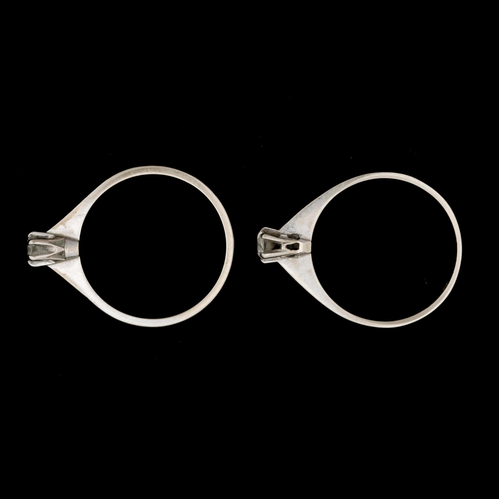 RINGAR, 2 st, 18k vitguld med briljantslipa diamant, respektive ca 0,15 ct. Total vikt 3,6g.