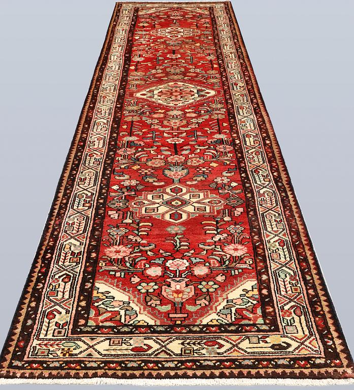 A Hamadan runner, approx. 415 x 103 cm.