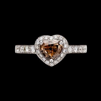 1003. A heart cut cognac coloured diamond ring, 1.09 cts.