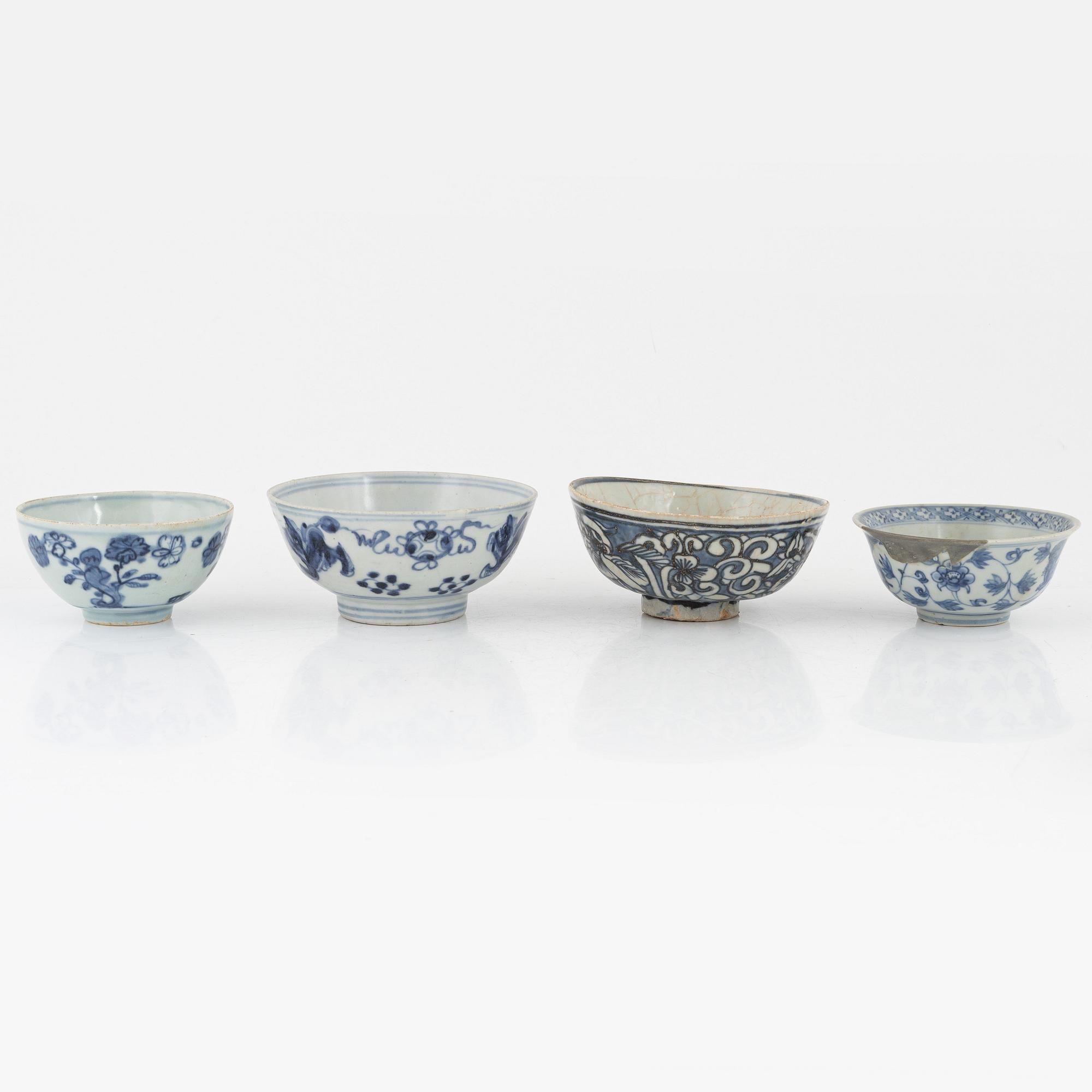 Five blue and white porcelain bowls, Ming dynasty (1368-1644).