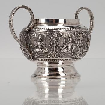 SOCKERSKÅL + GRÄDDSNÄCKA, silver. Sannolikt Indien 1900-talets första hälft. Vikt 230 g.
