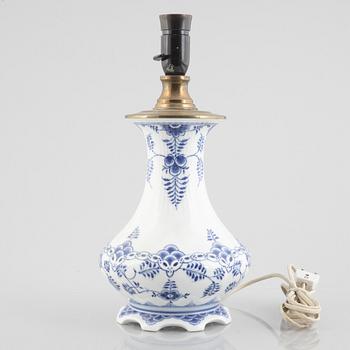Bordslampa, porslin, Royal Copenhagen, "Musselmalet", modellnummer 1212, post 1923.