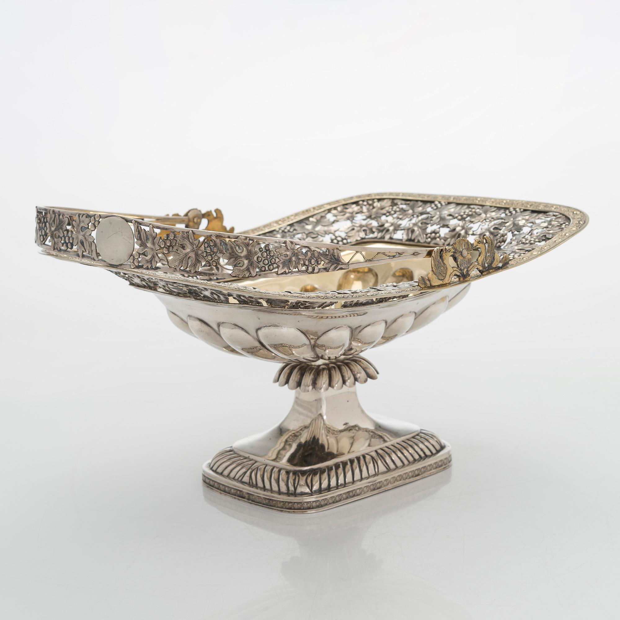 Olof Robert Lundgren, brödkorg, silver, delvis förgyllt, Åbo, möjl. 1830-tal.
