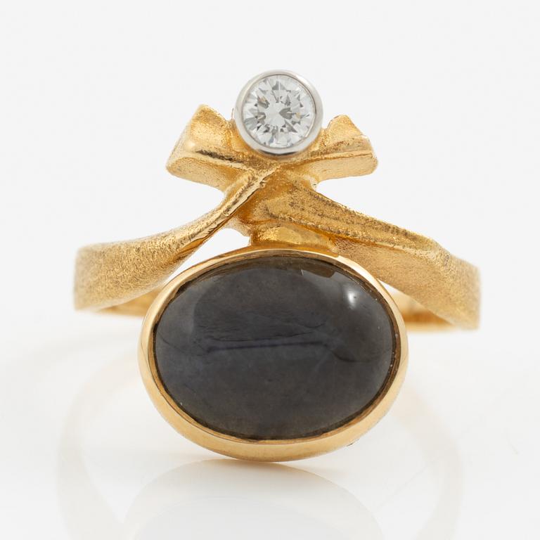 Lapponia, ring 18K gold with a blue stone likely of feldspar and a round brilliant-cut diamond, Finland 1978.
