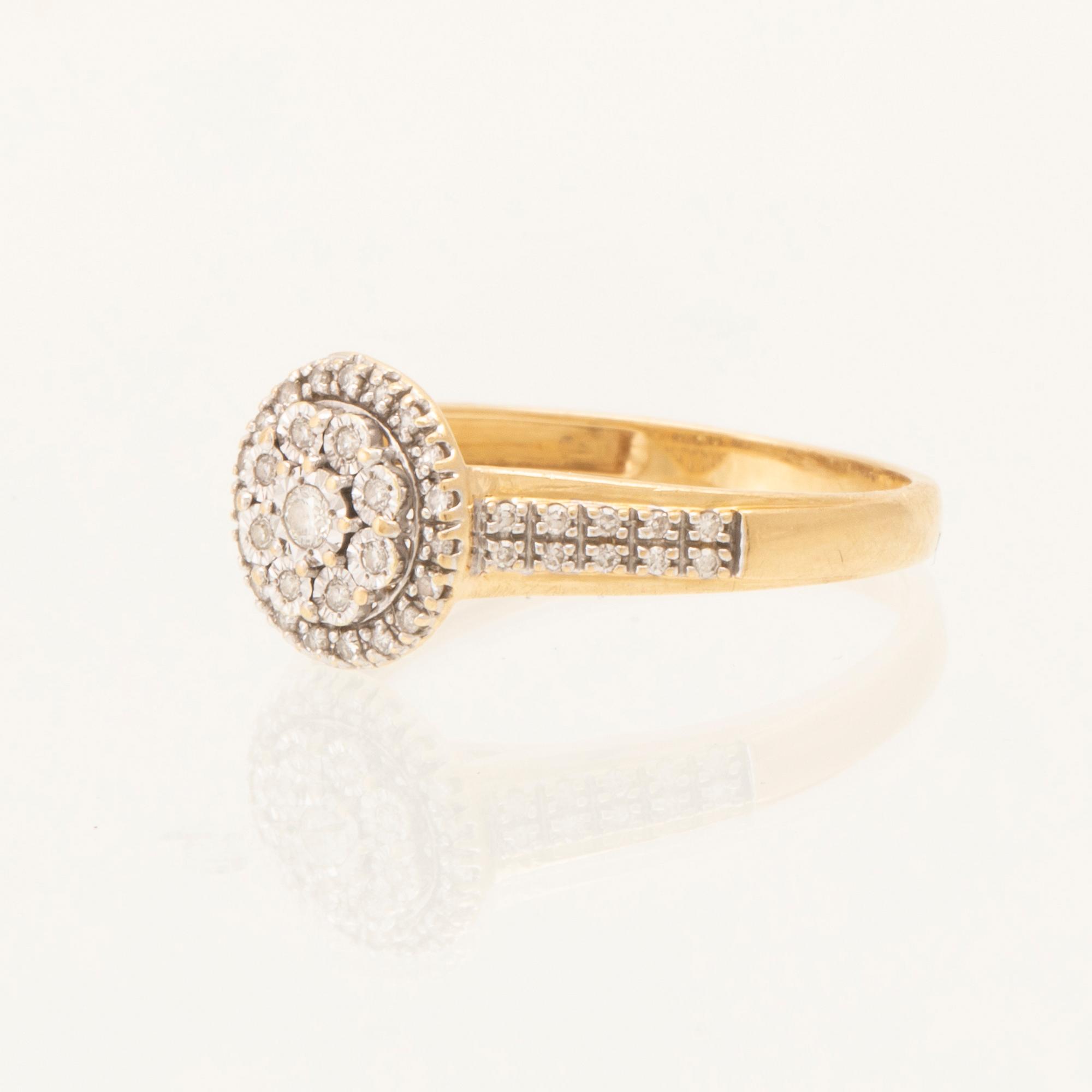 Ring 18K guld med runda briljantslipade samt enkelslipade diamanter.