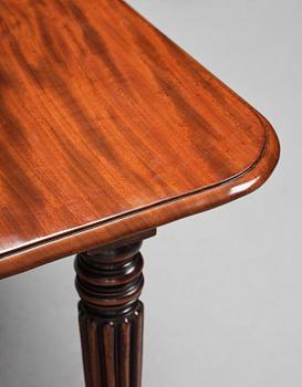A Regency mahogany dining table, first part 19th century.