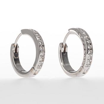 ÖRHÄNGEN, vitguld 14K med briljantslipade diamanter, totalt 0,40 ct. Vikt 5,5 g.