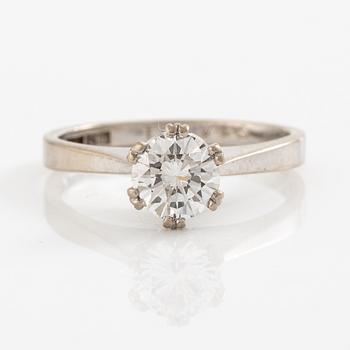 Ring 18K vitguld med en rund briljantslipad diamant.