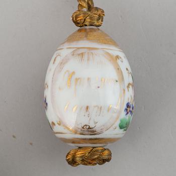 Ägg, 3 st, porslin, Ryssland, 1800-talets andra hälft.