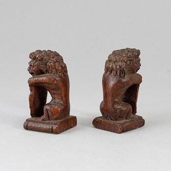 A pair of wooden sculptures, 18th century.