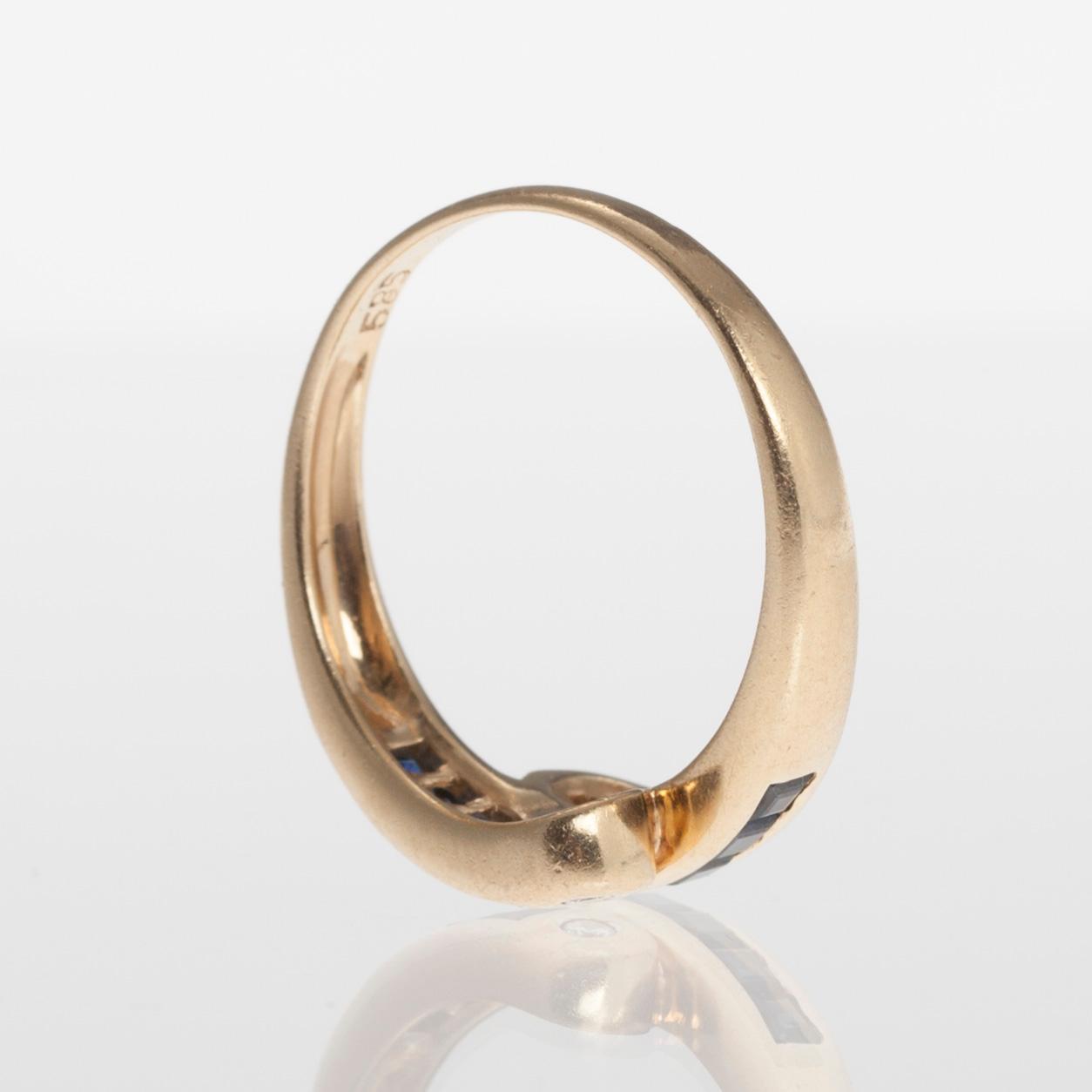 RING, 14K guld, 8 trappslipade safirer, 2 små diamanter, finska stämplar 1994. Vikt 3,3 g.